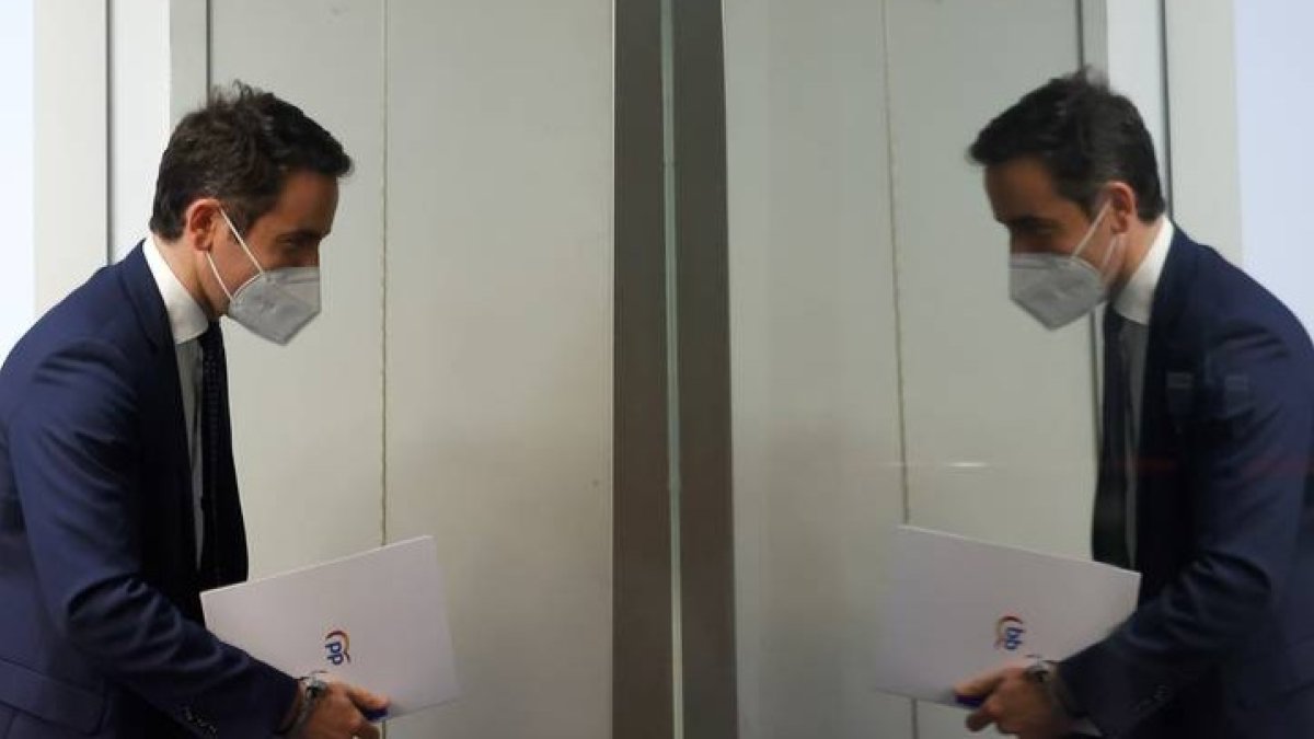 El secretario general del PP, Teodoro García Egea, llega a la rueda de prensa en la sede de la formación en Madrid donde anunció que el partido ha abierto un expediente informativo contra la presidenta de la Comunidad de Madrid, Isabel Díaz Ayuso, tras las graves acusaciones que lanzó contra el líder del PP, Pablo Casado. JAVIER LIZÓN