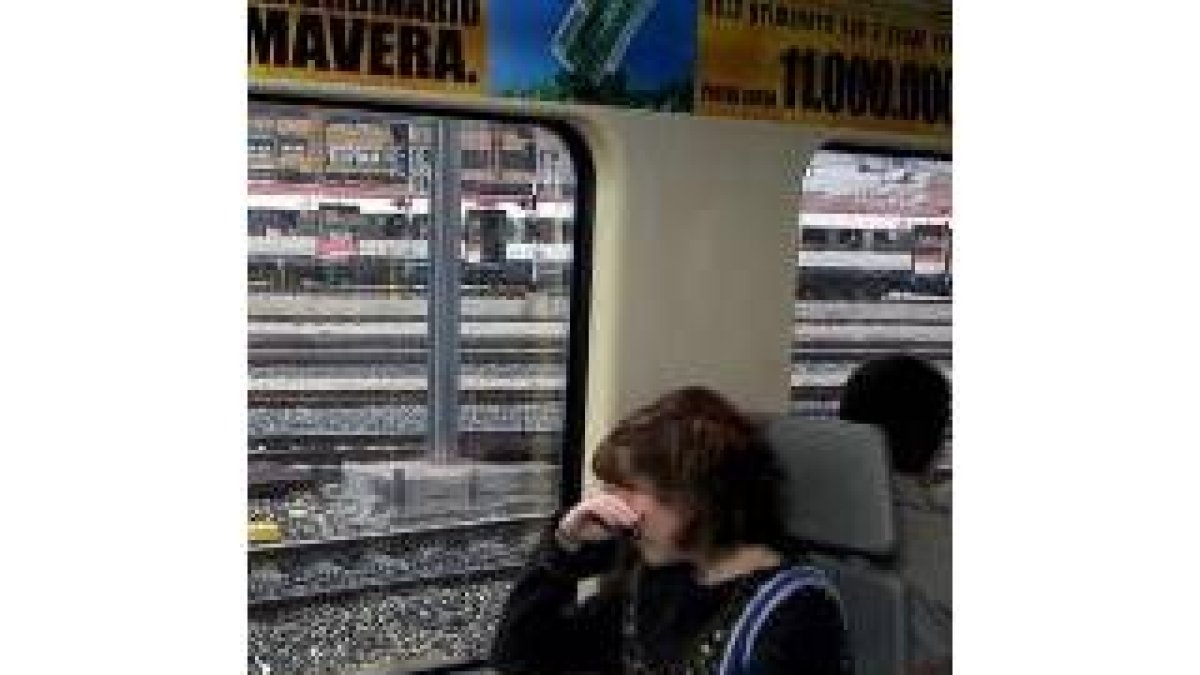Una mujer llora en el trayecto de un tren de cercanías de Madrid