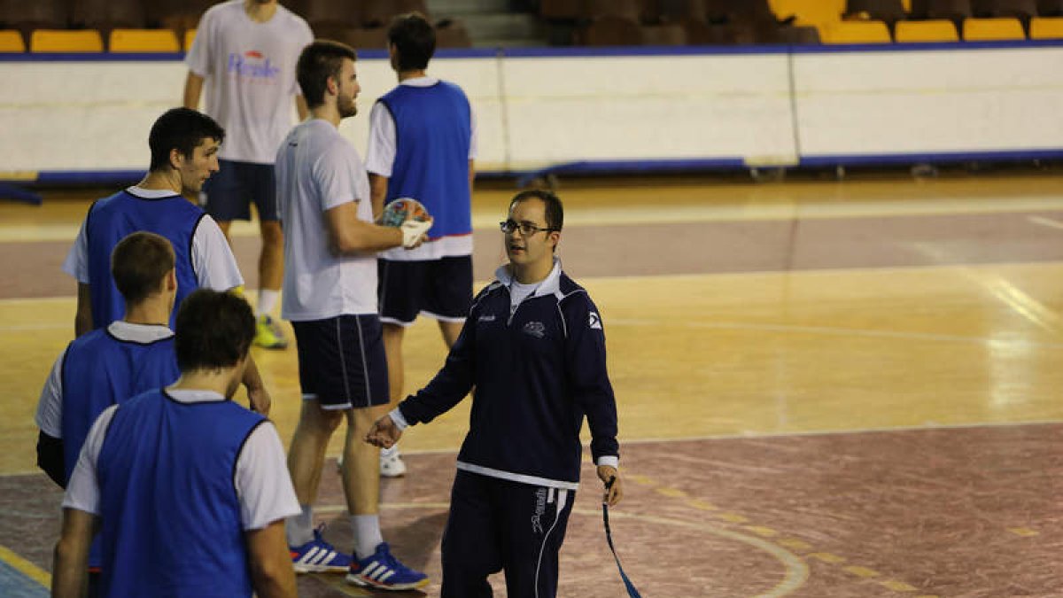 Dani Gordo dirige un entrenamiento del Ademar en el Palacio Municipal de Deportes.