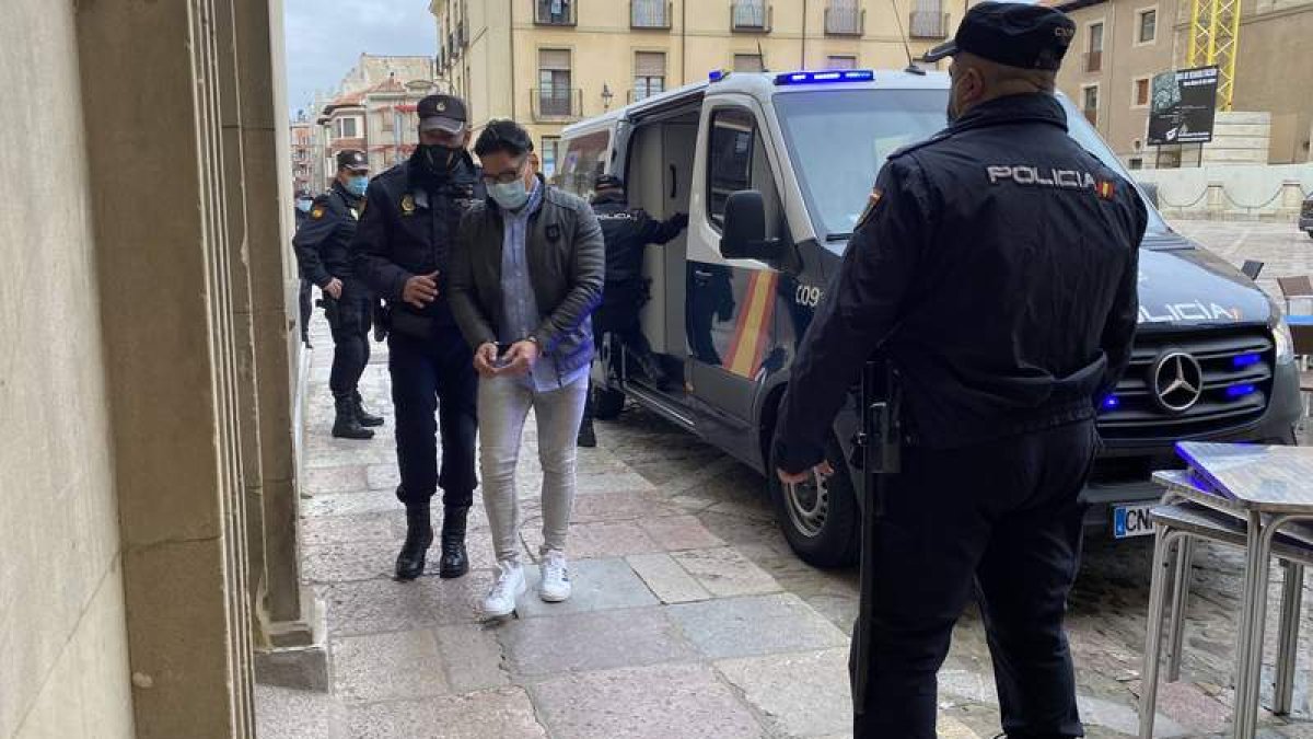 El acusado, a su llegada ayer a la Audiencia Provincial. M.A.Z.