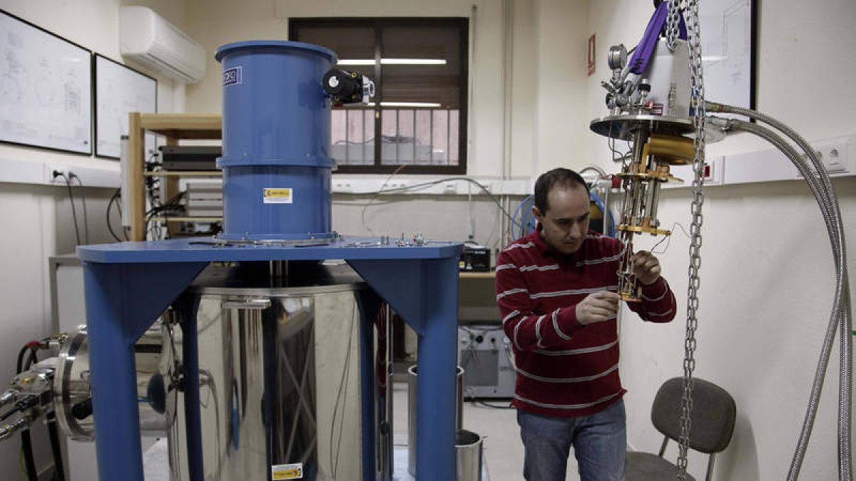 Alberto Díez en el Laboratorio de Bajas Temperaturas.