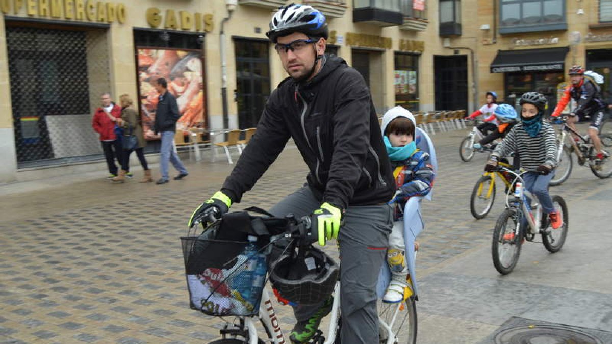 La carrera no competitiva discurre por la comarca cepedana con un fin solidario y saludable
