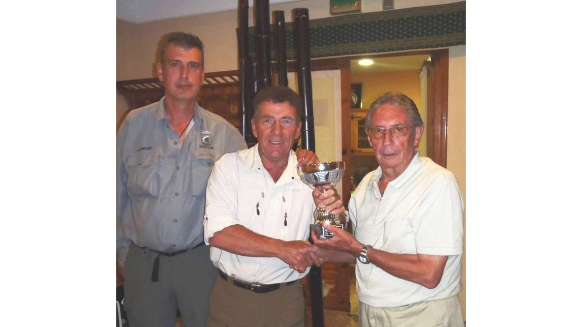 Enrique Domínguez entrega el trofeo a Matilla.