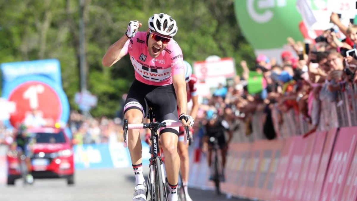 Tom Dumoulin vence en la cima de Oropa.