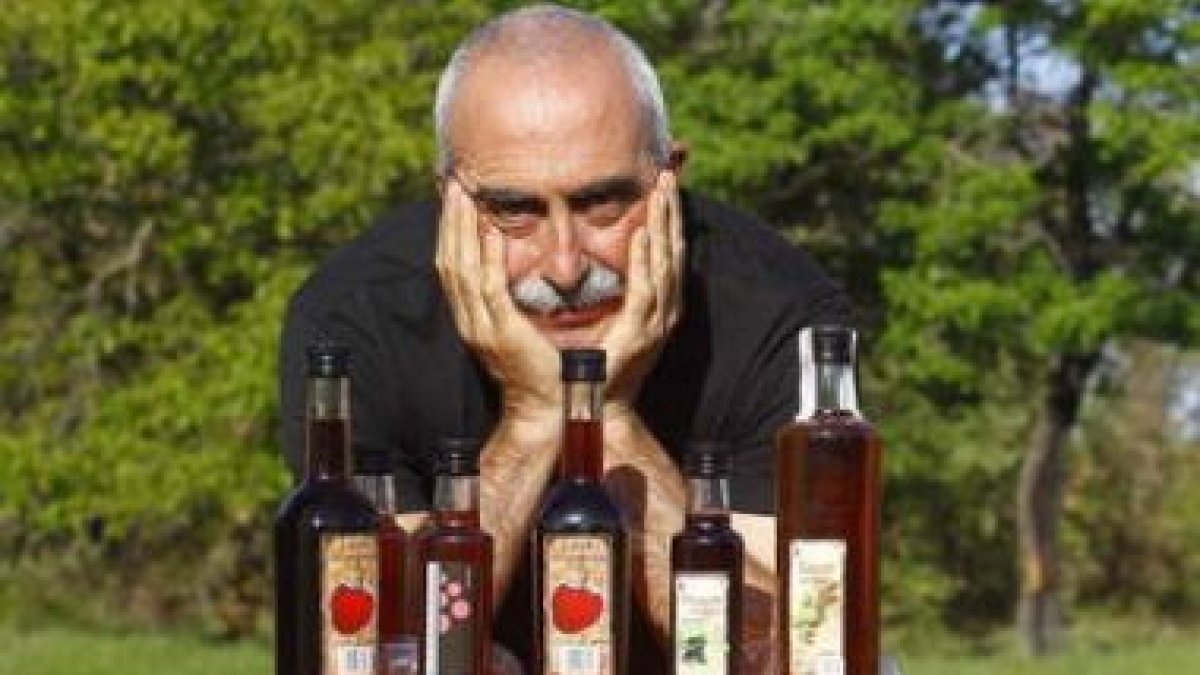 Manuel Martínez con los productos.