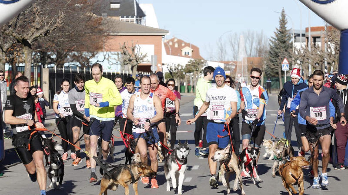 La San SIlvestre de La Virgen del Camino contó con 550 protagonistas para despedir el año atlético a la carrera. FERNANDO OTERO