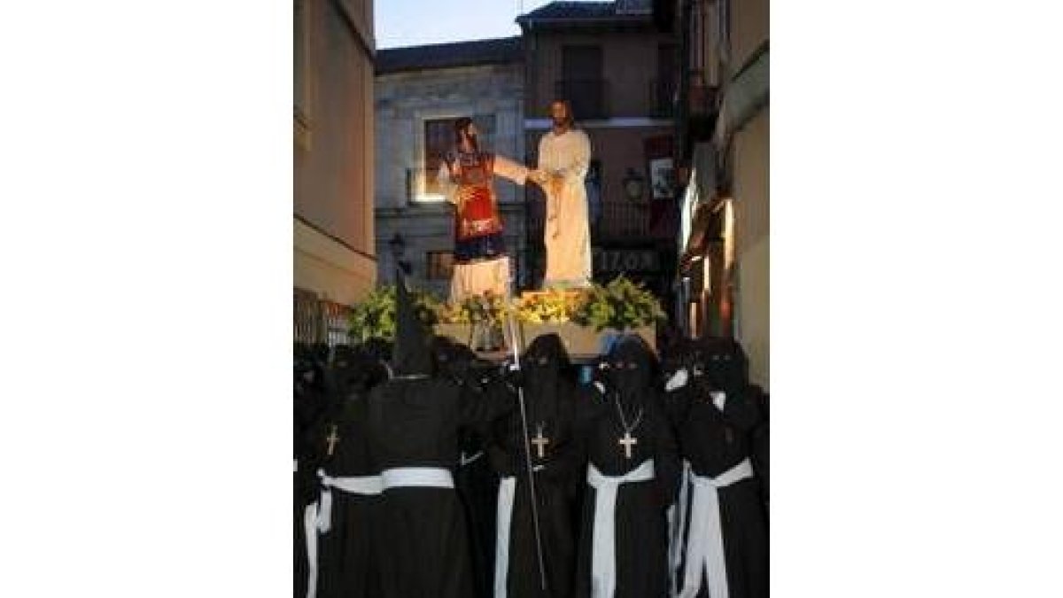 El paso de la Condena de Cristo entra en Plegarias