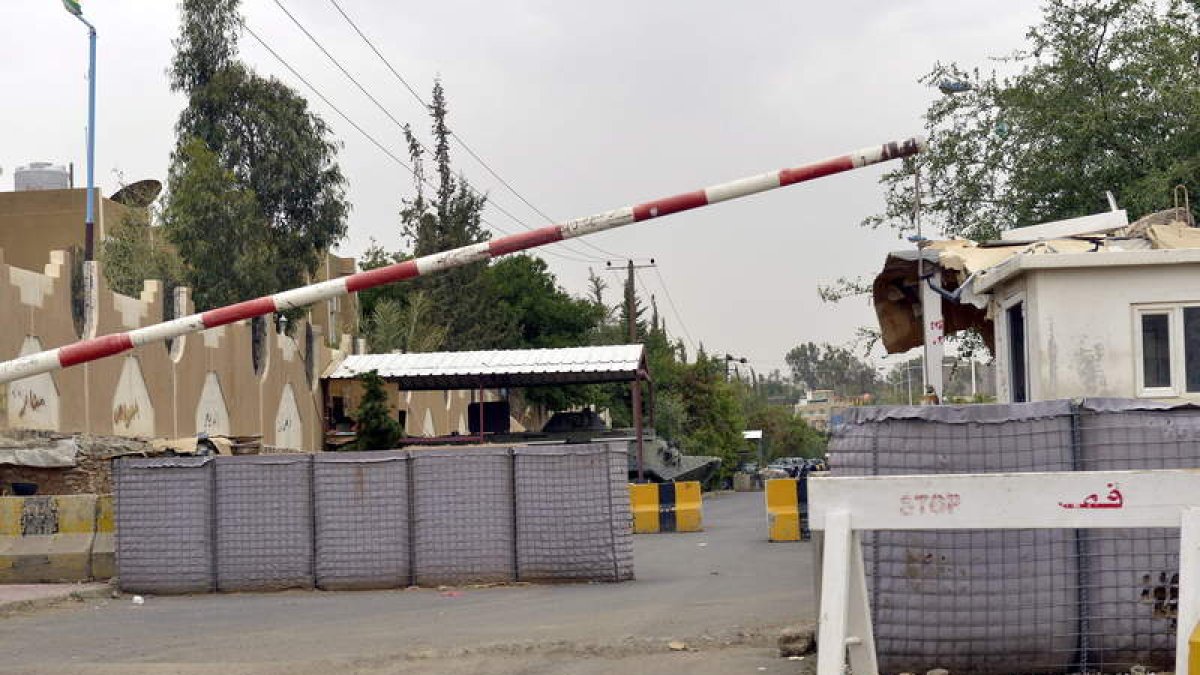 Una barrera de seguridad cierrar el acceso a la embajada de EE UU en Yemen.