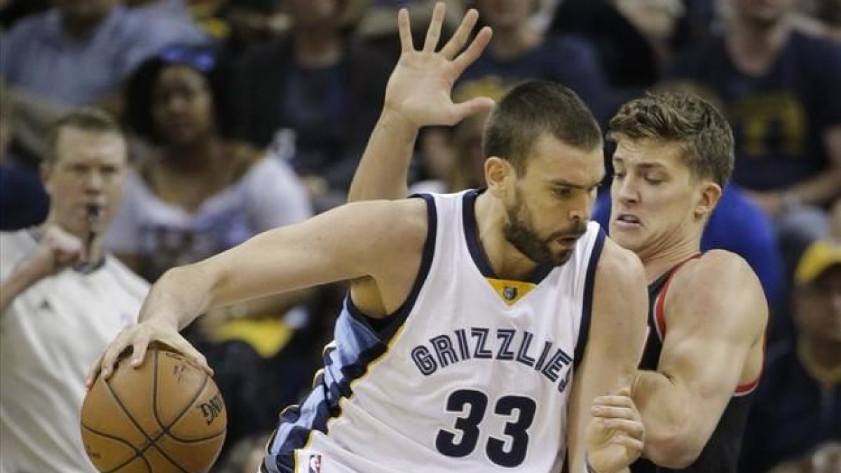 Marc Gasol, intentando superar a un rival durante un encuentro de la pasada campaña.