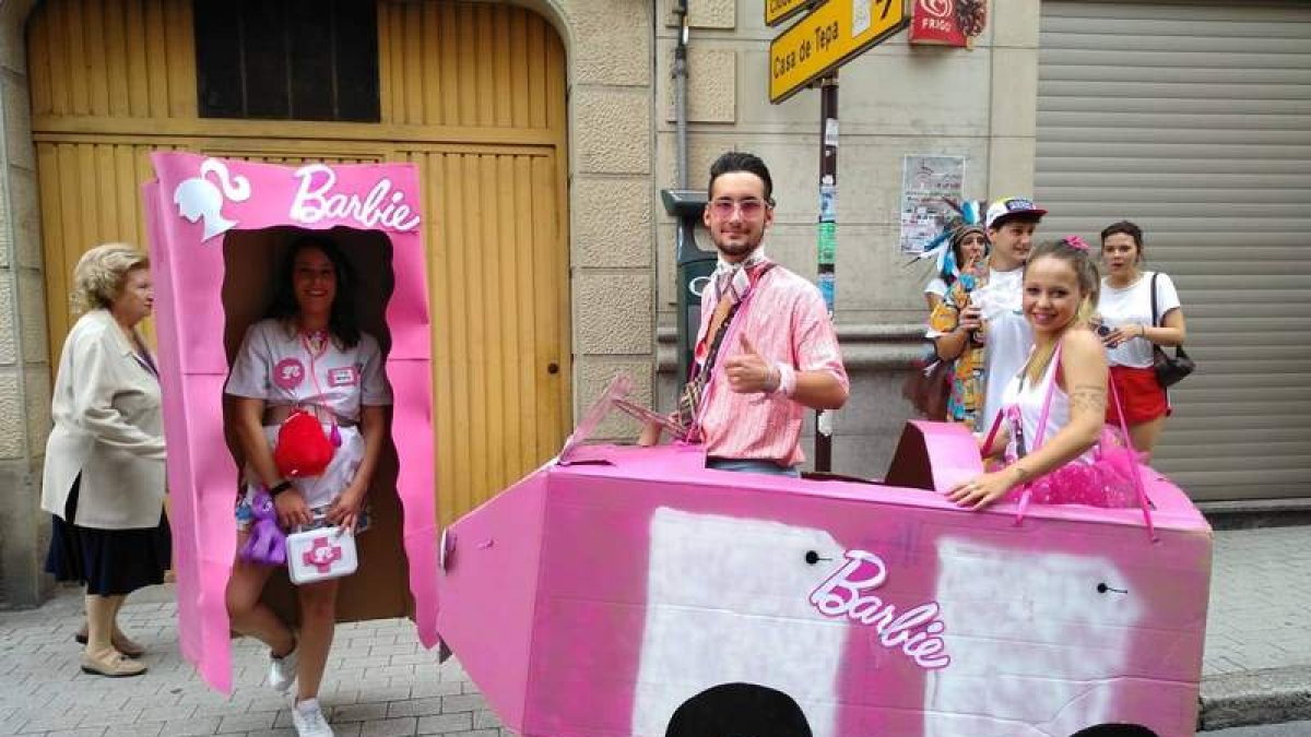 Los participantes en el carnaval sacan a relucir el ingenio. DL