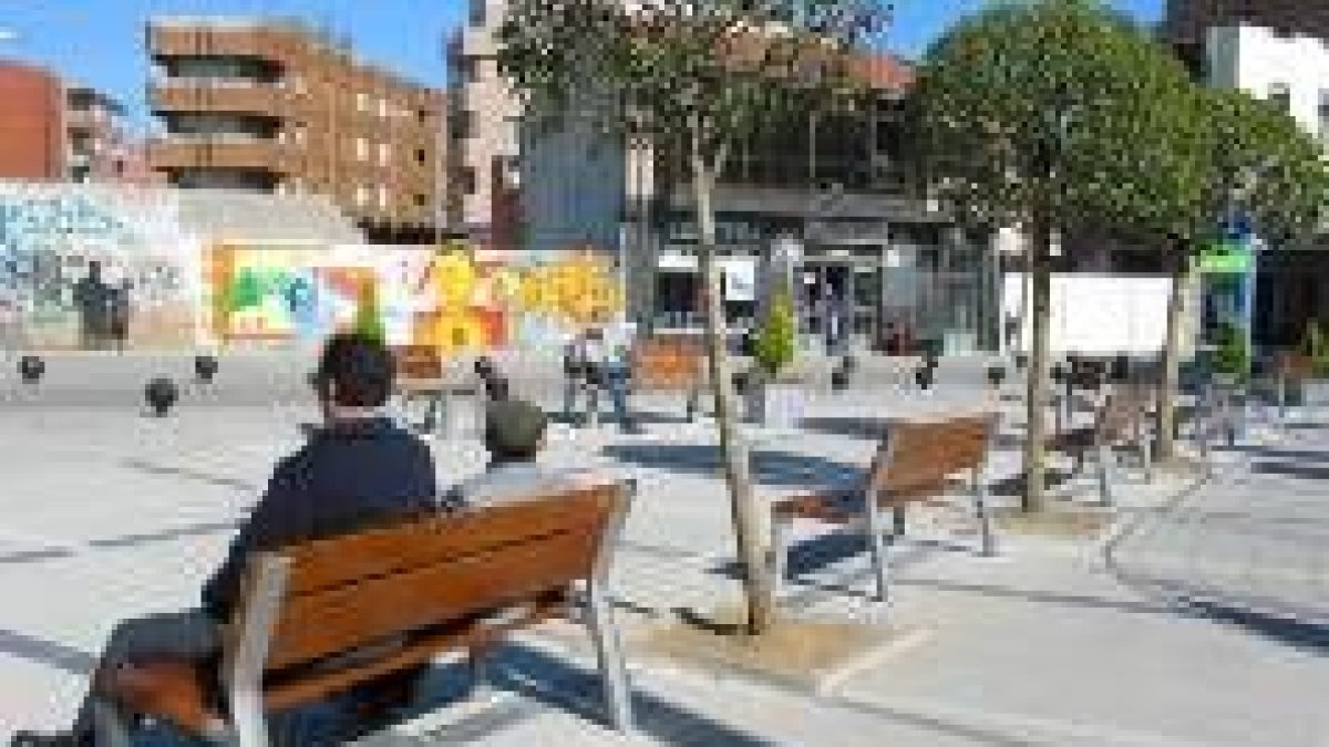 El buen tiempo permitía ayer sentarse en los nuevos bancos, instalados el viernes