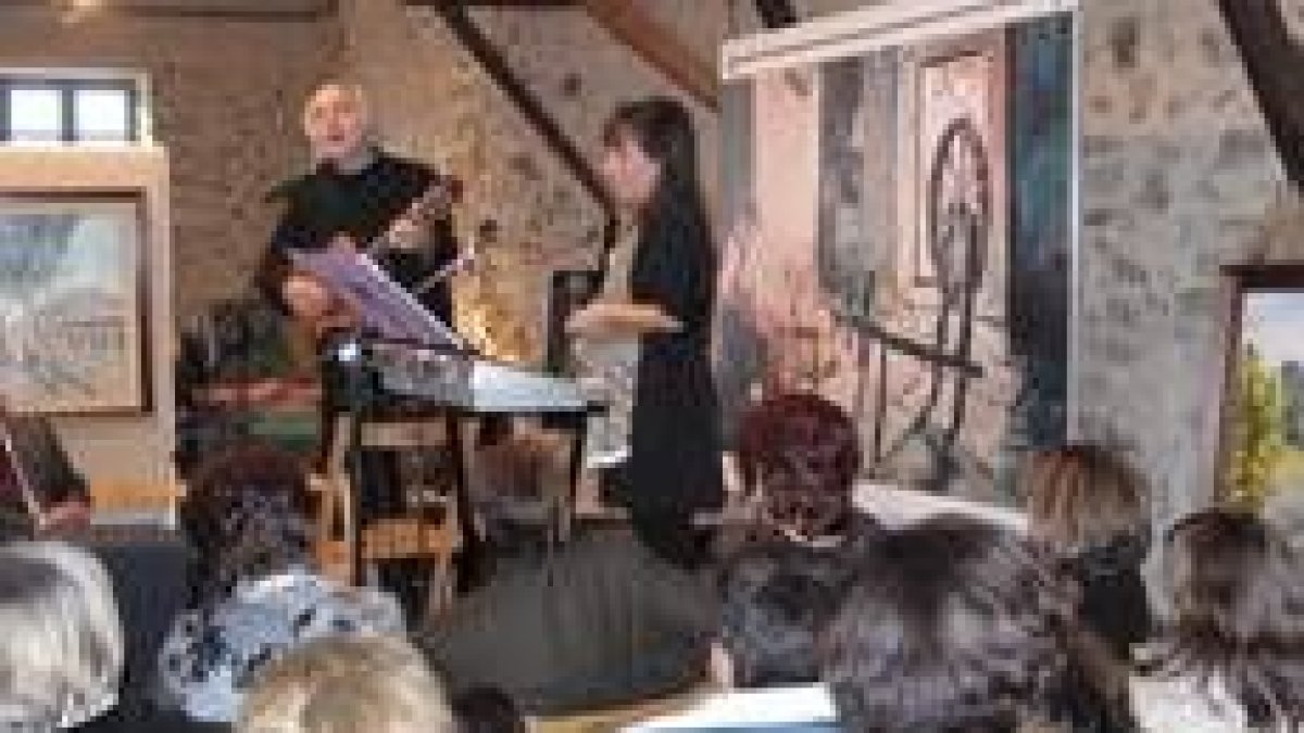 Amancio Prada interpretó tres temas acompañado de María José Cordero, hija del pintor homenajeado
