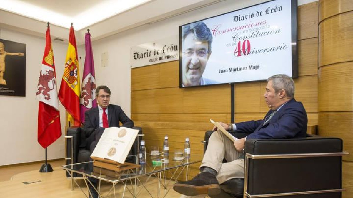 Juan Martínez Majo responde a las preguntas del director de Diario de León, Joaquín S. Torné