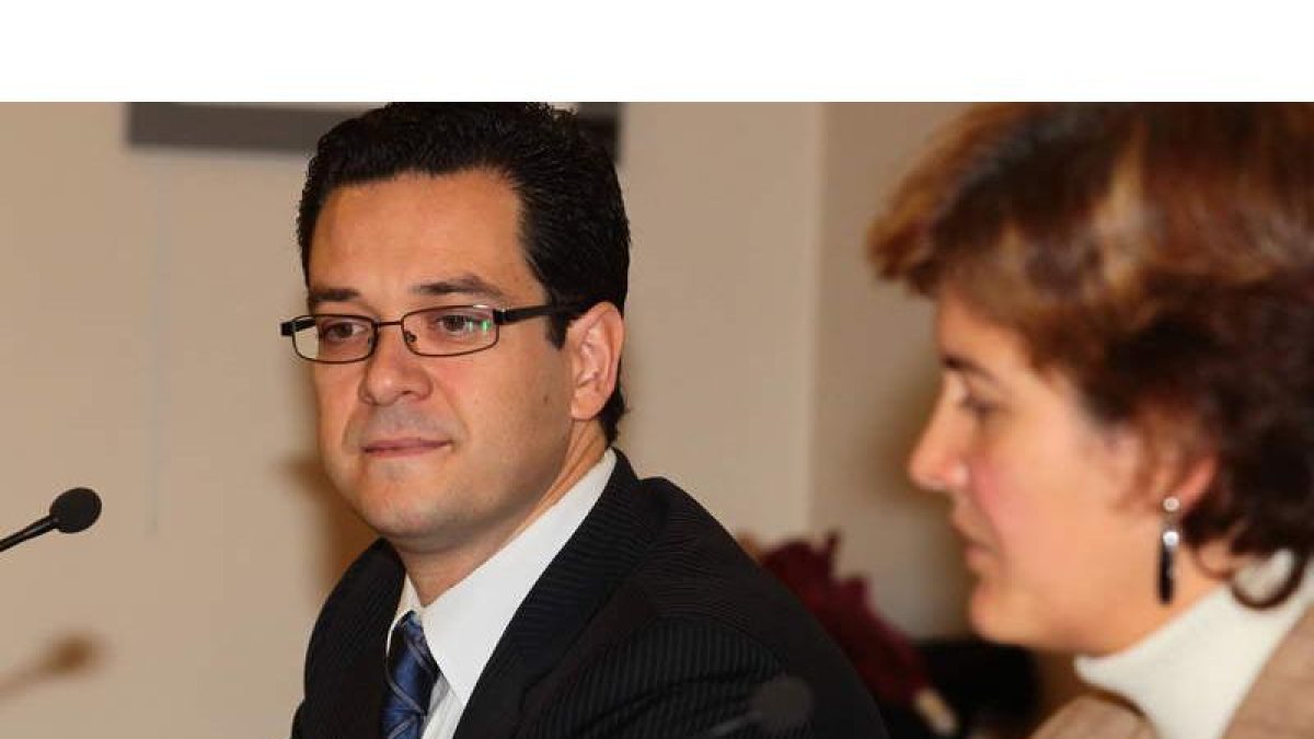 El profesor Torres, junto a Margarita Torres ayer.