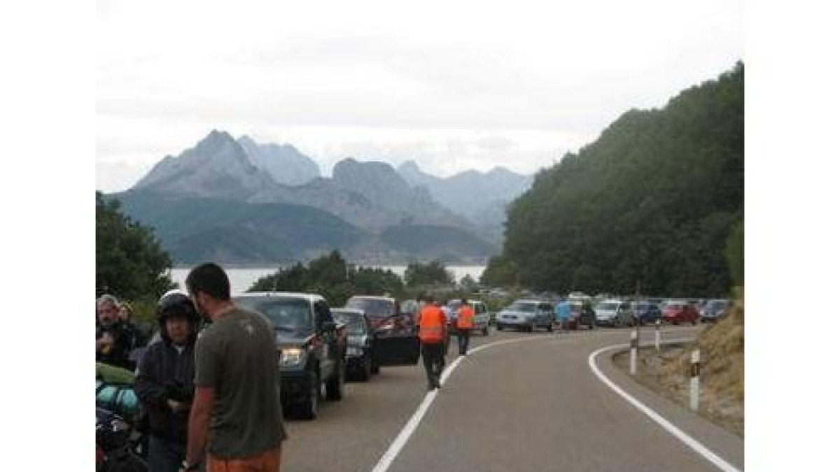 El accidente provocó retenciones junto al pantano.