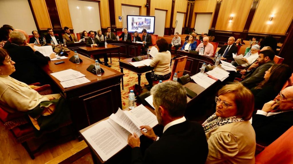 Un momento del Pleno celebrado este viernes en el Ayuntamiento de León. RAMIRO