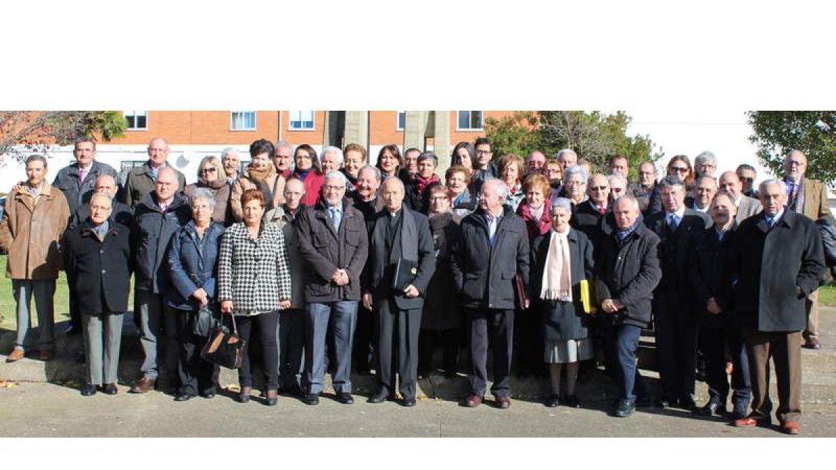 Delegados de Cáritas, sacerdotes del arciprestazgo y muchos voluntarios de la entidad, junto a Mielgo y Camilo Lorenzo.