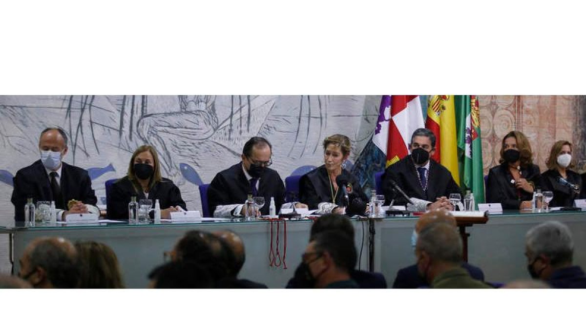 Santocildes, en el centro, junto a Victoria Ortega. FERNANDO OTERO