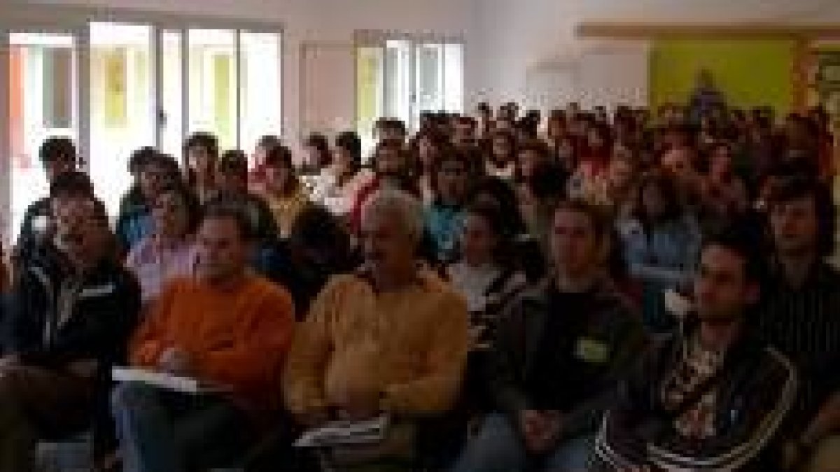 Aspecto que presentaba ayer el aula durante las conferencias