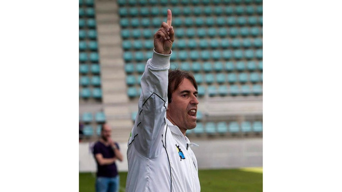 Carlos Tornadijo corrige a los suyos durante un partido.