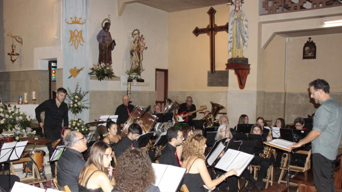 Última de las actuaciones de la banda de música en la iglesia de la villa de Cistierna. CAMPOS