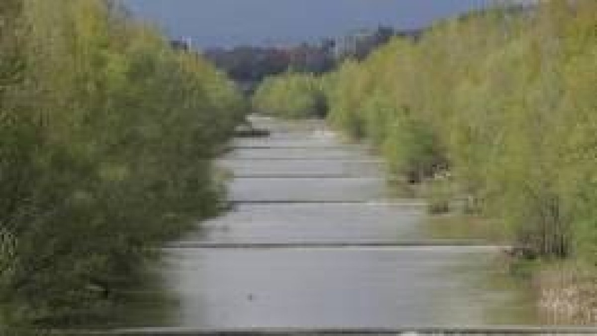 El río Bernesga, al sur de la ciudad de León