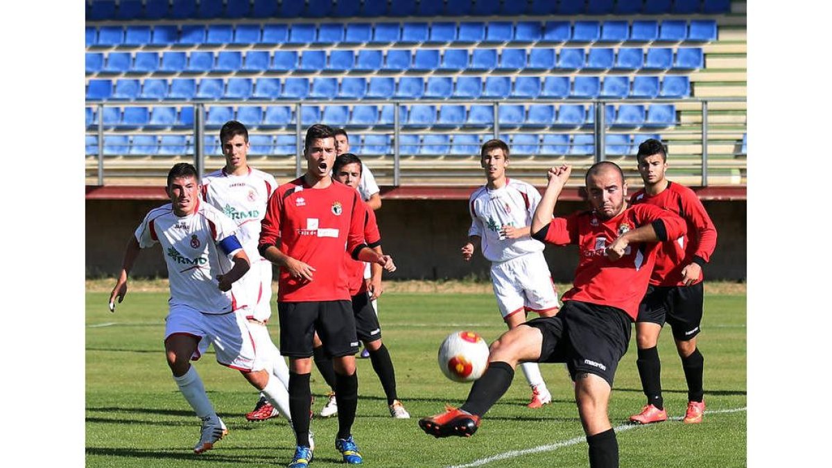 La Cultural prácticamente enterró ante el Burgos sus opciones de ascenso. MARCIANO PÉREZ
