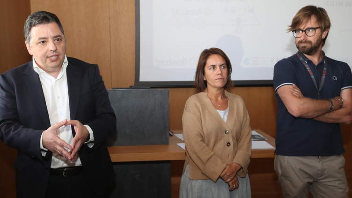 El directivo financiero del grupo Cupa, Antonio Trincado (izq), ayer junto a la directora de la agencia de innovación y un investigador. L. DE LA MATA