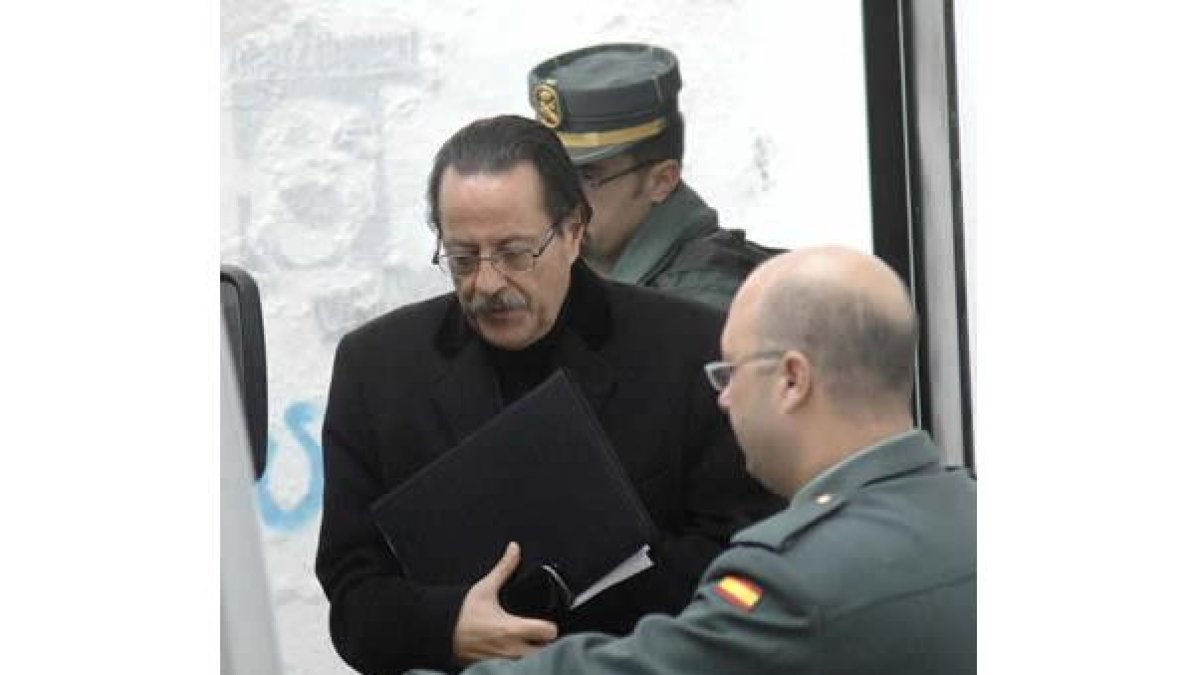 El ex alcalde de Marbella Julián Muñoz, a la salida de los juzgados tras una comparecencia .