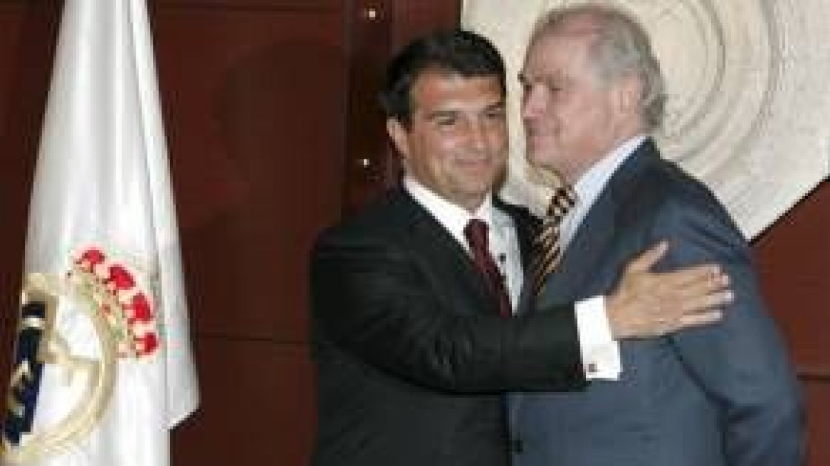 Laporta abraza a Calderón. ayer en el Estadio Santiago Bernabéu