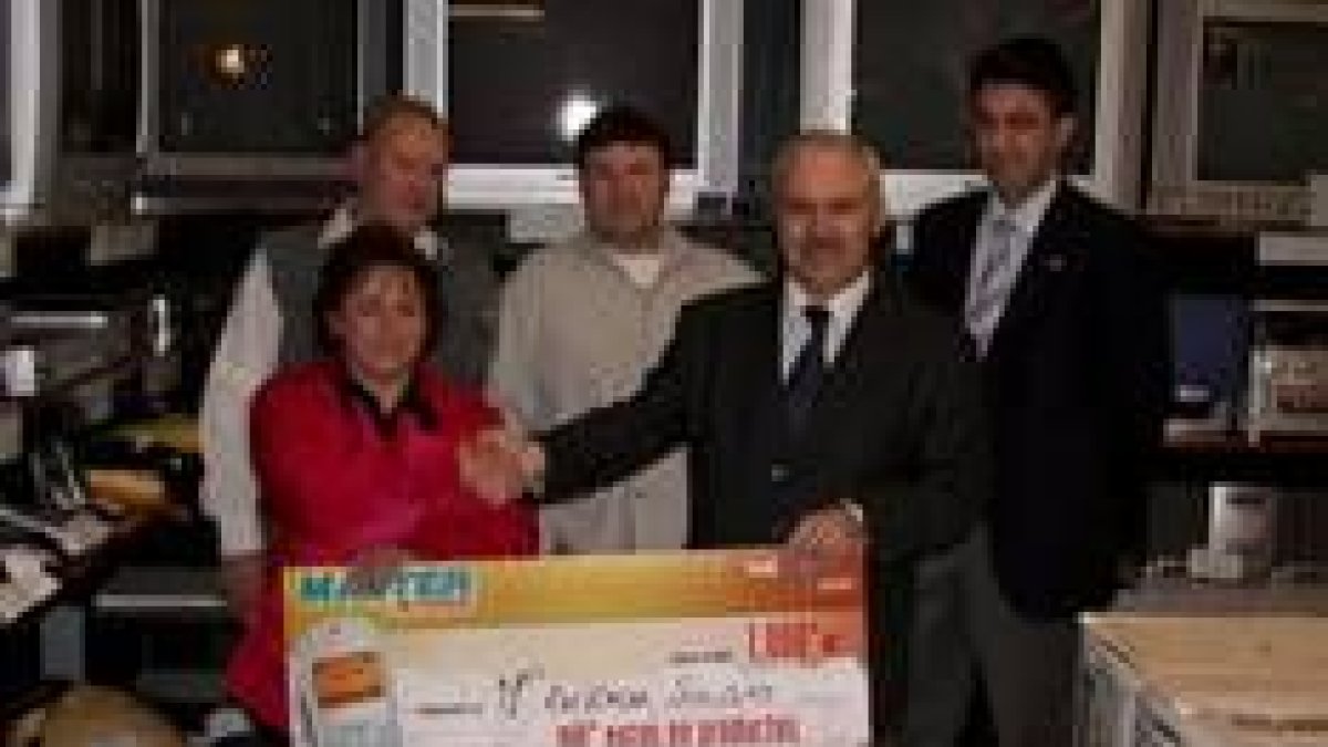 La vecina, Eufrasia Saludes Quiñones, recibe el cheque de mil euros