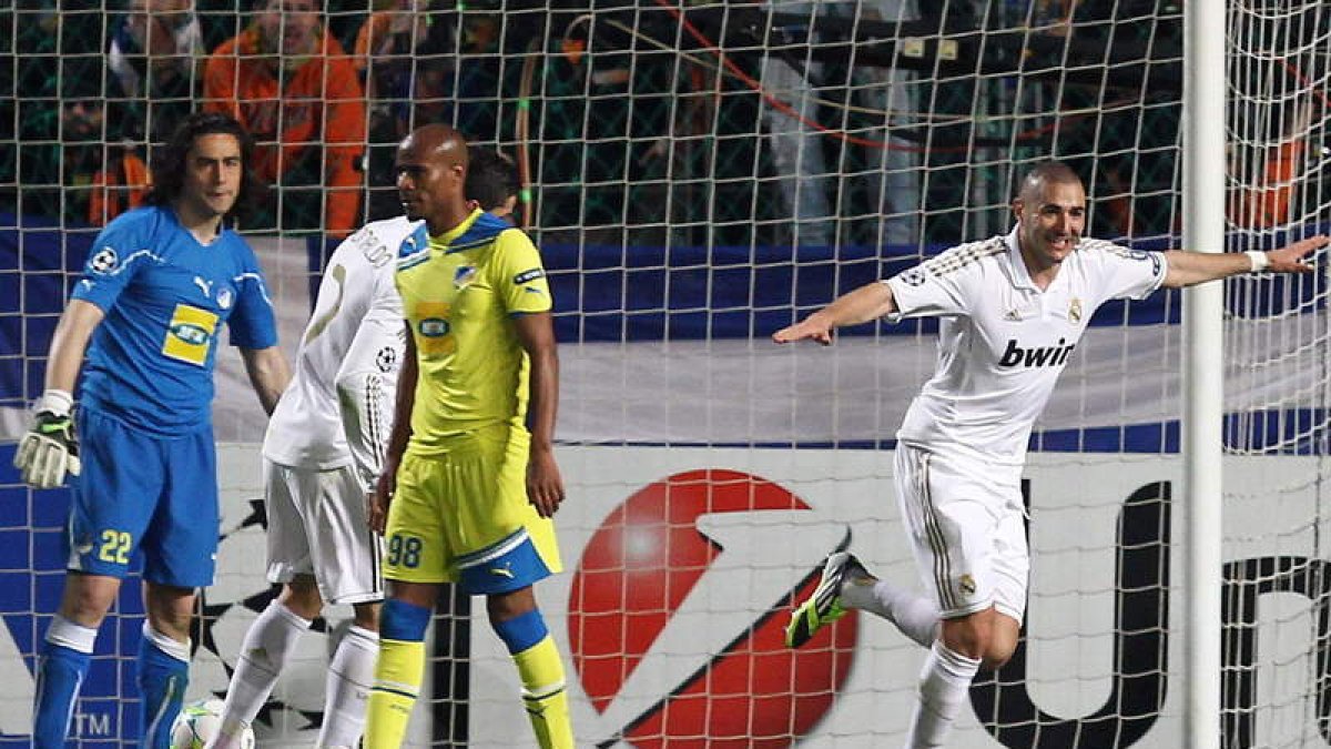 Benzema celebra su segundo tanto frente al Apoel que cerraba la goleada del Madrid.