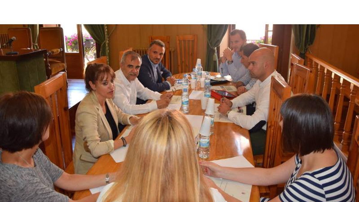 El encuentro se celebró en el salón de plenos municipal. DL