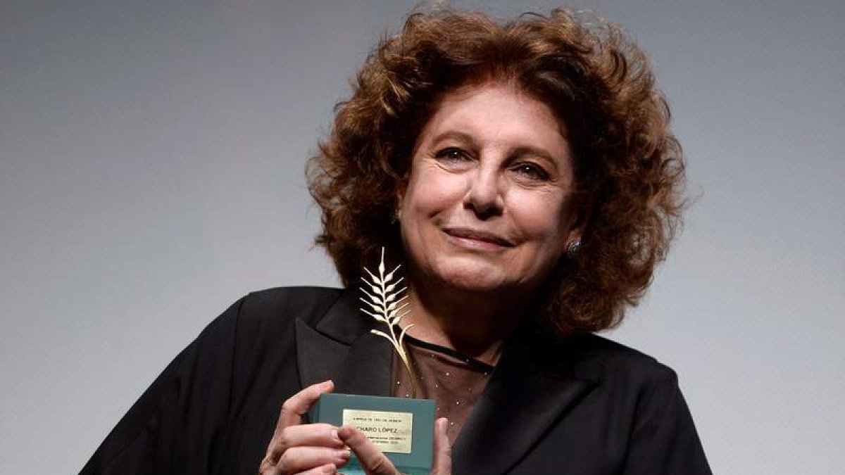 Charo López recibió ayer en el Teatro Zorrilla la Espiga de Oro de Honor de la Seminci. NACHO GALLEGO