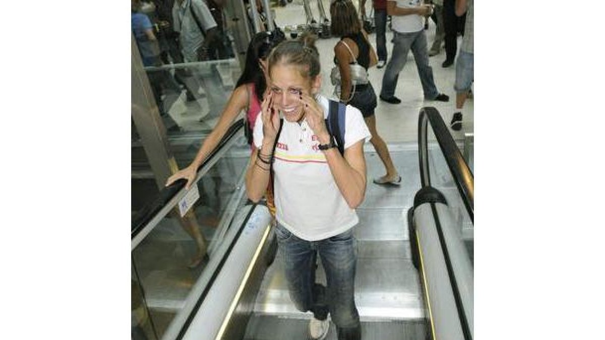 Natalia Rodríguez se seca las lágimas en Barajas.