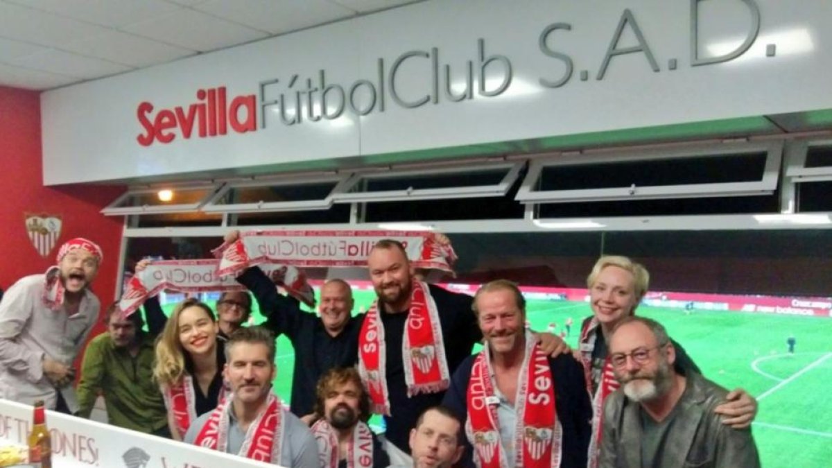 El elenco de 'Juego de tronos', en el palco del Sánchez Pizjuán, anoche.