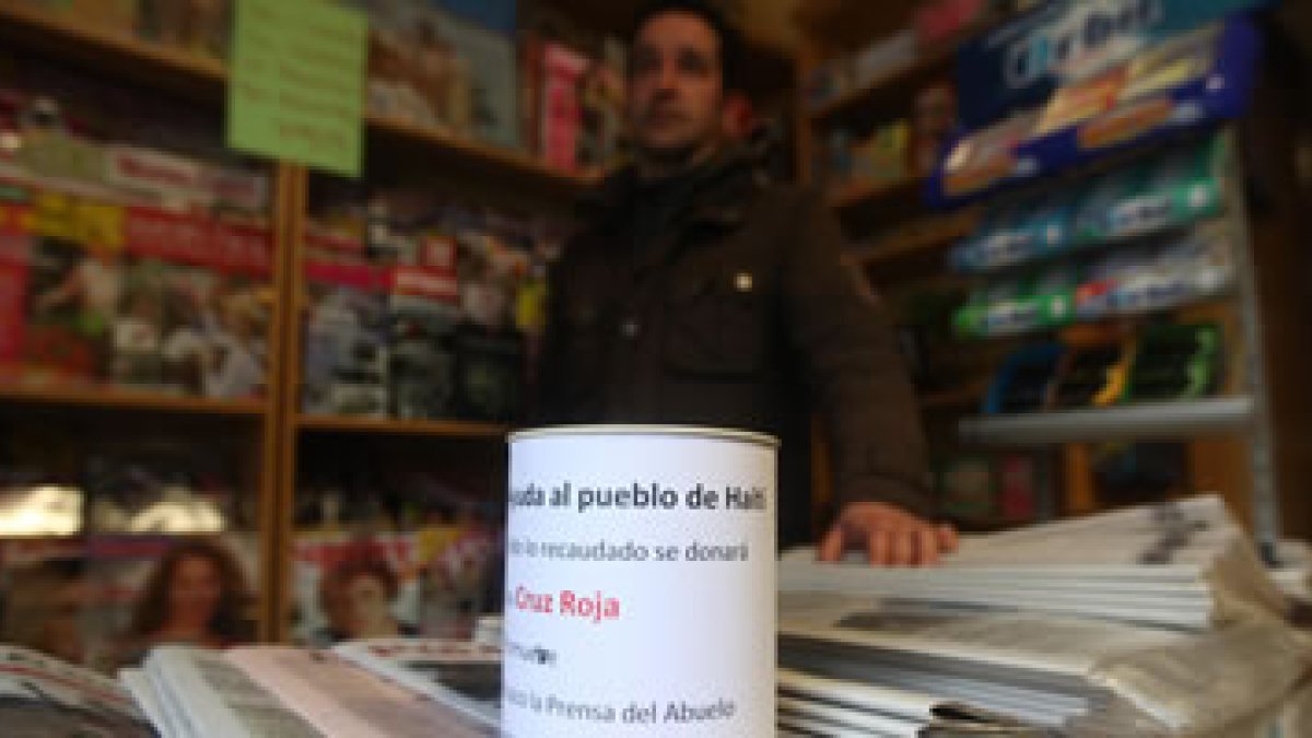 Una de las huchas instaladas en los comercios de los barrios de La Palomera y El Egido.