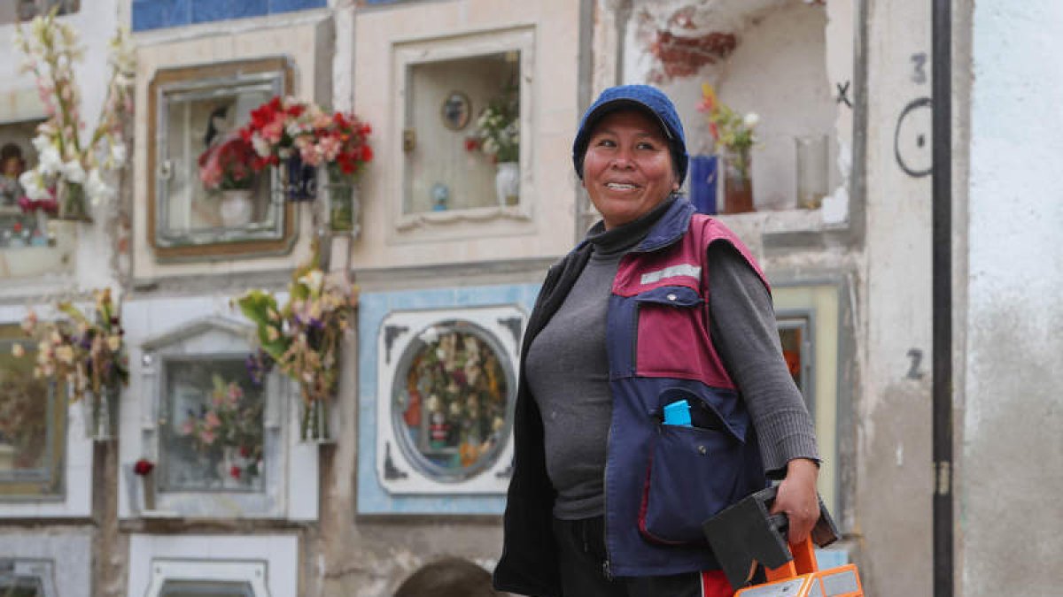 Esther Valero es una de los treinta lustrabotas que participan en el programa de guías turísticos de La Paz. MARTÍN ALIPAZ