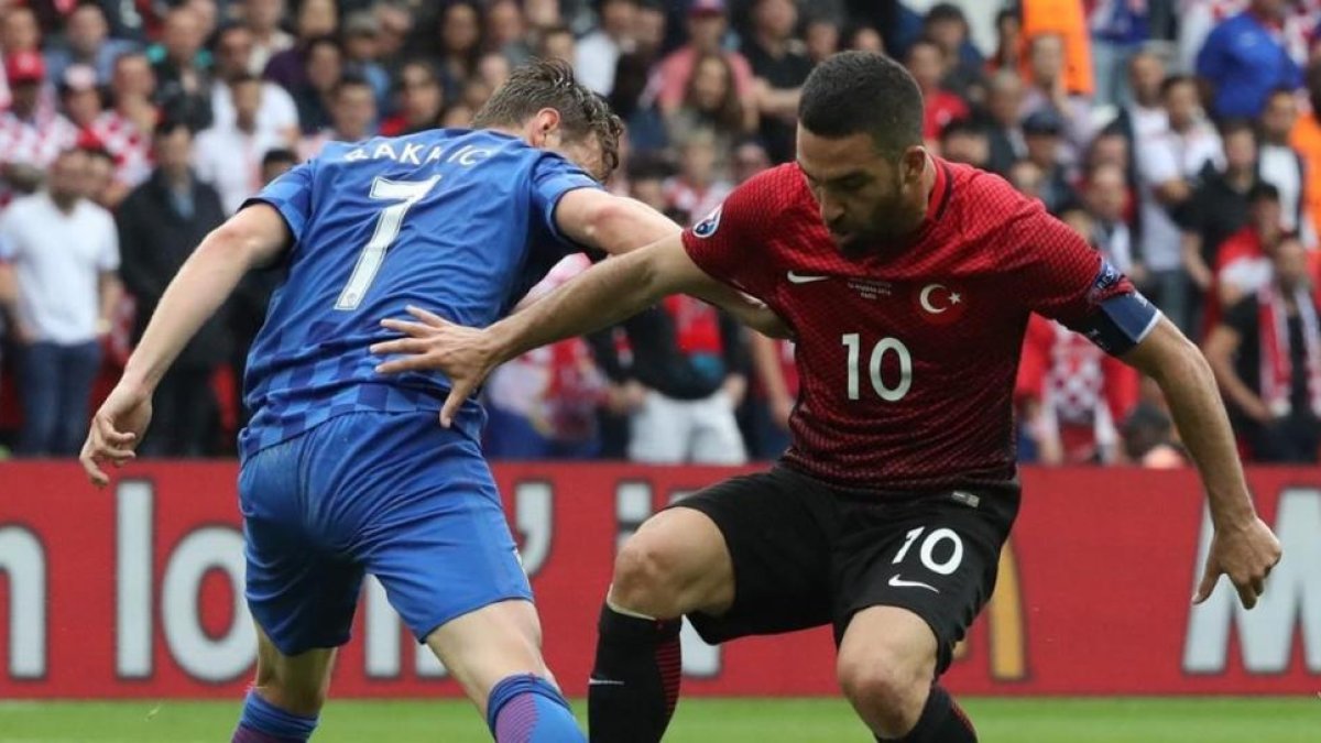 Rakitic y Arda, cara a cara, en el partido entre Croacia y Turquía.