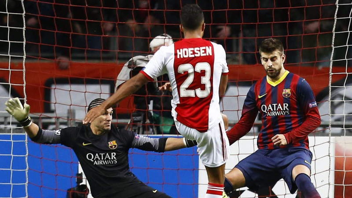 Danny Hoesen marca el 2-0 ante el defensa Gerad Piqué y el portero José Manuel Pinto en el partido entre el Ajax y el Barça.