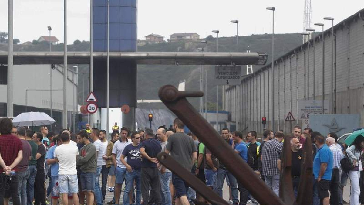 Los mineros cortaron el acceso al puerto de Avilés durante una hora. RICARDO SOLÍS / LA NUEVA ESPAÑA