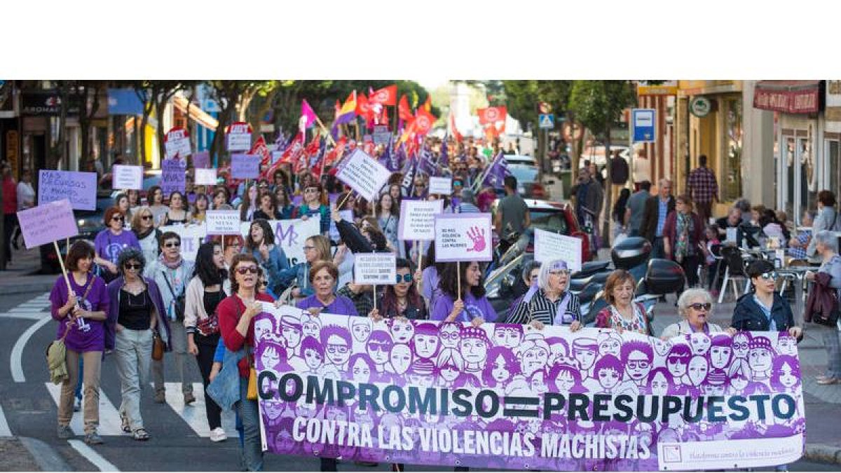 Varias generaciones de mujeres coincidieron en la manifestación de León, donde un nutrido grupo de hombres las acompañó. FERNANDO OTERO