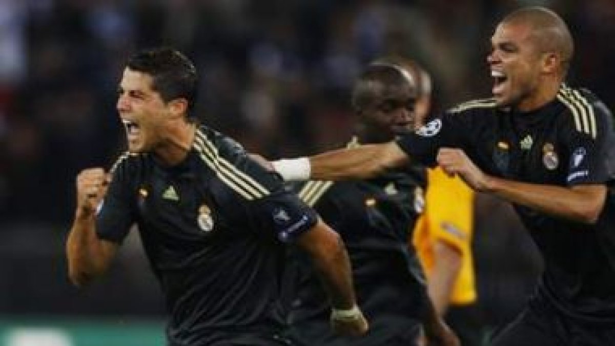 Cristiano Ronaldo y su compatriota Pepe celebran el gol inicial del primero contra el Zúrich.
