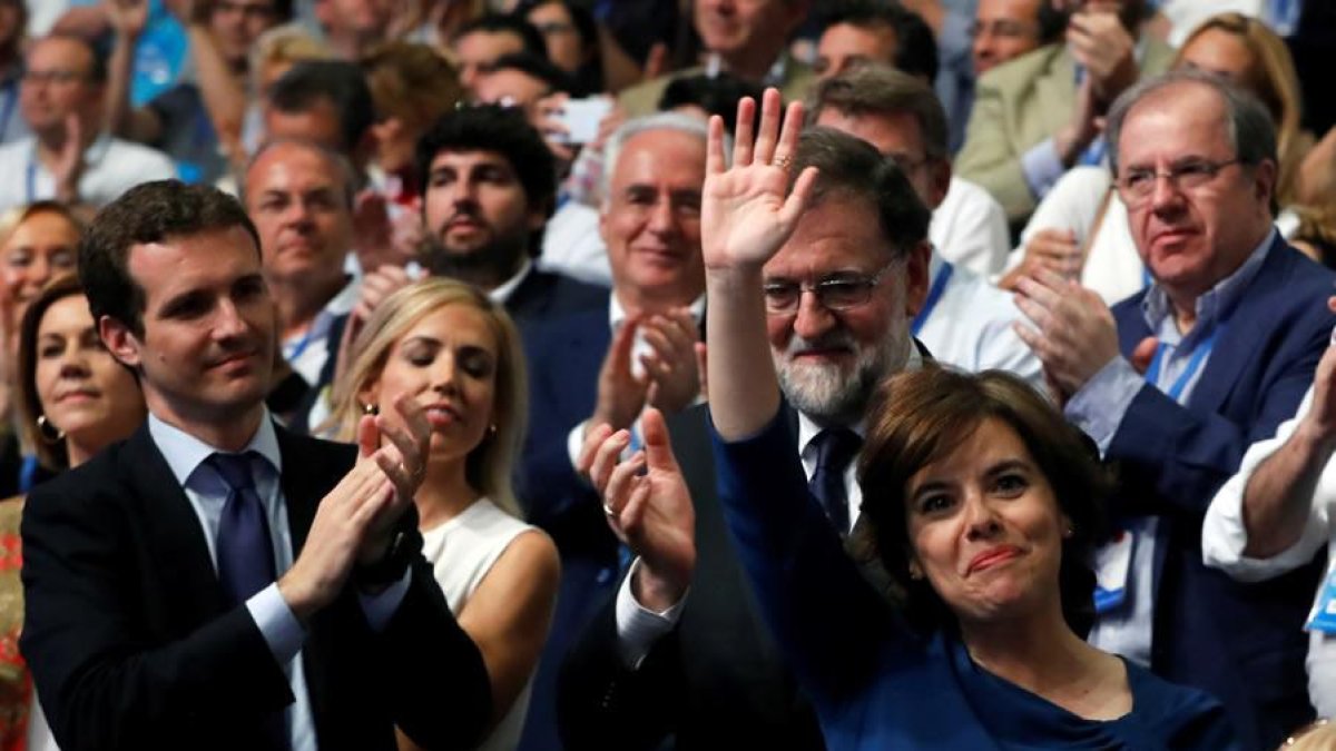 Soraya Sáenz de Santamaría saluda junto a Pablo Casado y Mariano Rajoy a los asistentes al XIX Congreso Nacional del PP.