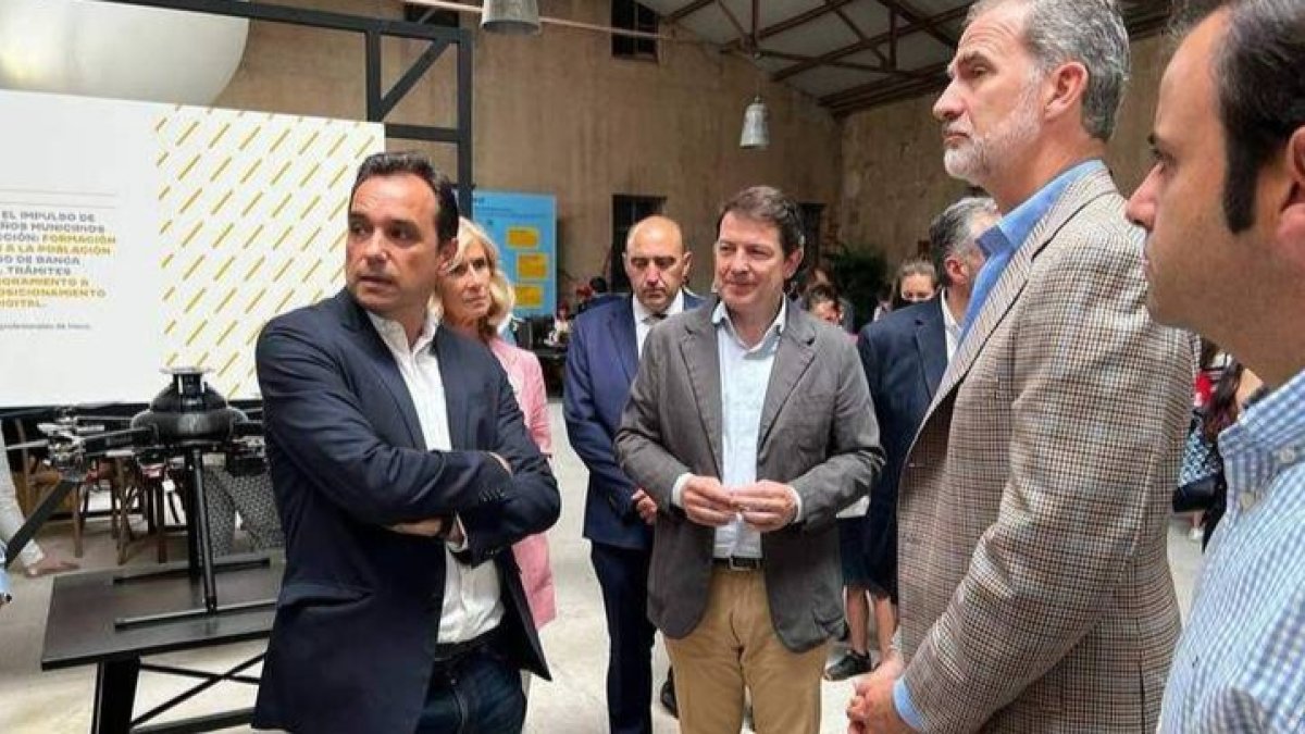 Felipe VI conoció en compañía del presidente de la Junta, Alfonso Fernández Mañueco y del presidente de Ineco, Fernando Vázquez el programa Ineco Rural TIC. DL