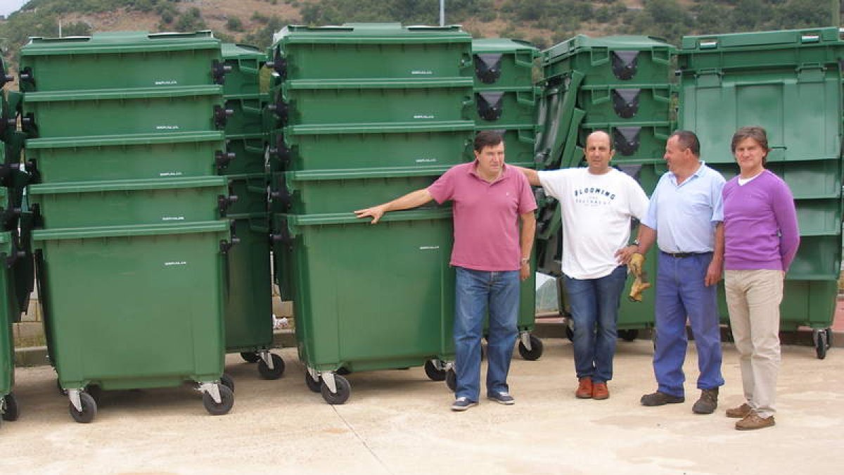 El alcalde, junto a los nuevos contenedores de reciclaje.