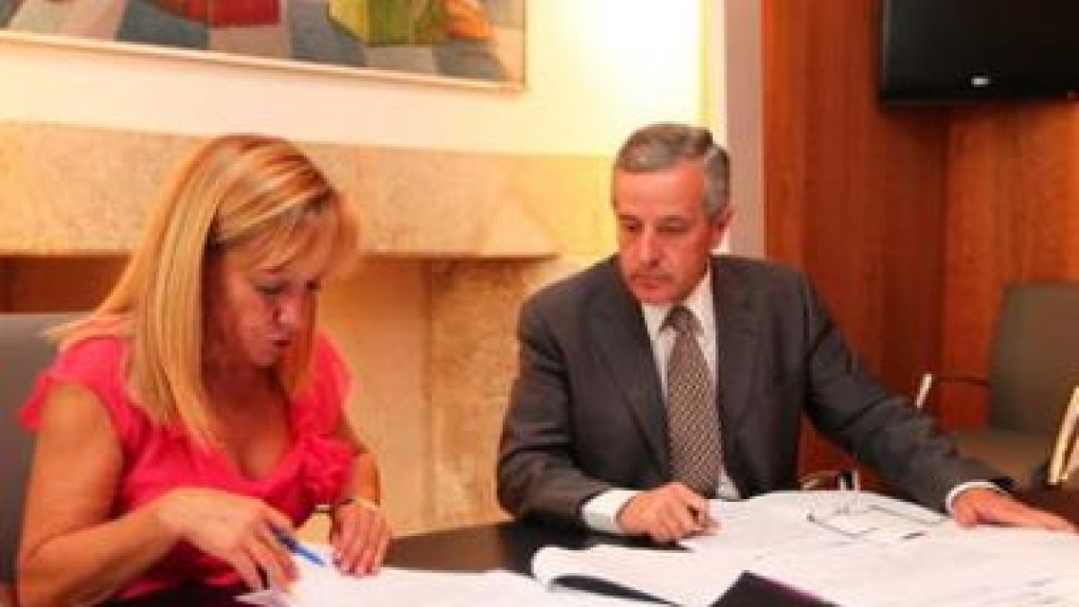 Isabel Carrasco y Emilio Gutiérrez celebraron ayer su primera reunión de trabajo.