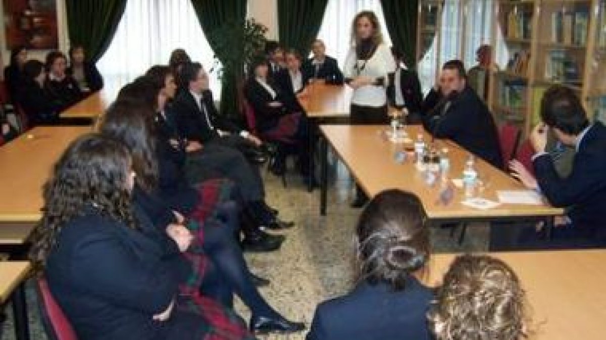 Alumnos del Colegio Internacional Peñacorada siguen las explicaciones de Miriam de Carlos