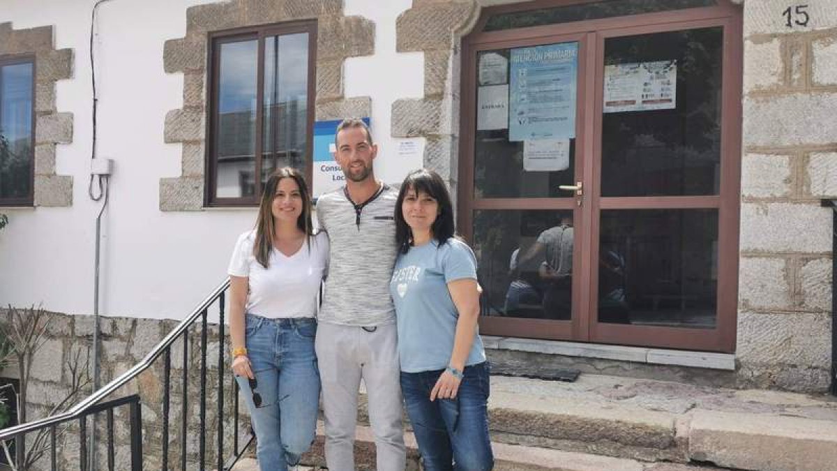 Jose Corés, en el centro, es el candidato socialista al Ayuntamiento de Cabrillanes. DL