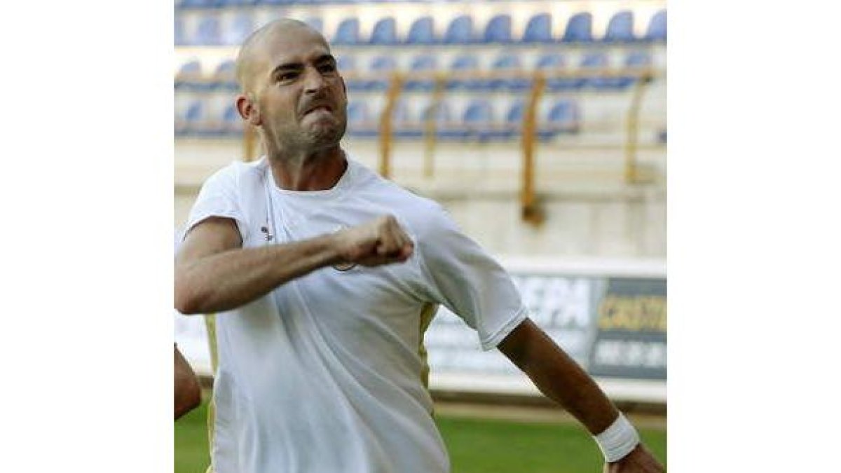 Jito es un delantero de raza que busca siempre el gol.